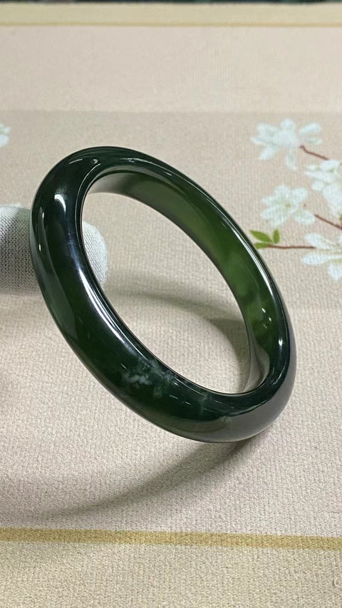 Gelang Hijau Tua Giok Cui Alami Ukuran 58-60mm Ukuran 59.3mm Lebar Sisi 12.2mm Giok terjadi secara alami Pola acak Pengiriman dan pajak sudah termasuk.