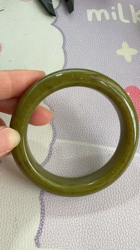 Gelang giok Xiuyan yang indah, diameter dalam: 60mm, lebar samping 14,4mm, batu alam dihasilkan secara alami, polanya acak, termasuk pajak pengiriman