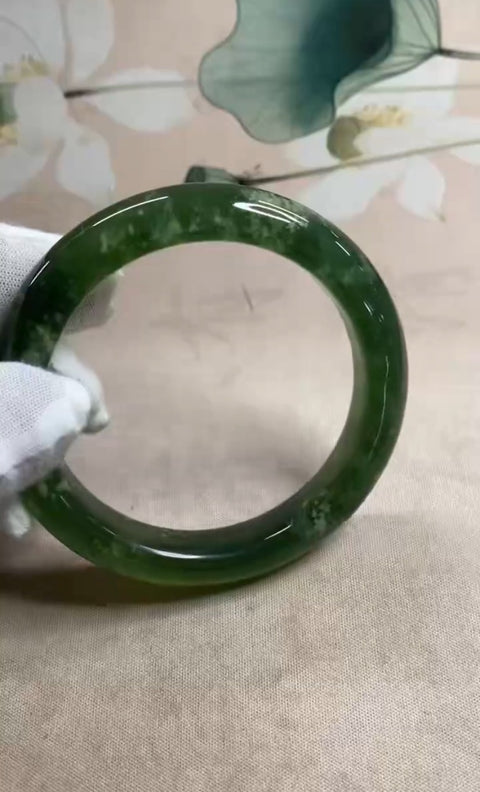 Gelang giok Xiuyan yang indah, hijau penuh dengan zamrud mengambang, diameter dalam: 61,3 mm, lebar tepi 13 mm. Semua batu terbentuk secara alami. Biaya pengiriman dan pajak sudah termasuk.