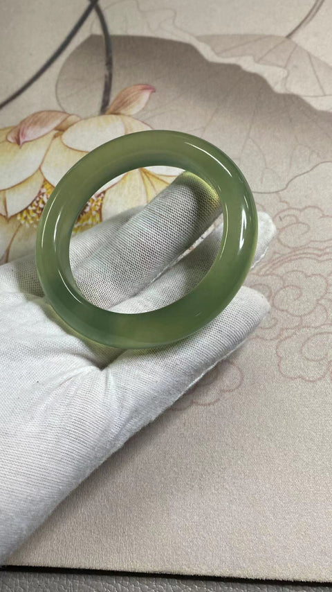 Gelang Giok Cui Halus, Hijau Es, Tembus Cahaya Ukuran 54-56mm Ukuran 55mm Lebar Sisi 11.5mm & nbsp; Giok adalah semua yang terjadi secara alami Pola adalah acak Termasuk Pajak Pengiriman