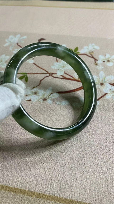 Gelang Bahan Fine Jade 180 Ukuran Gelang 61.6mm Lebar 11.6mm Giok terjadi secara alami Pola acak Termasuk pajak pengiriman.