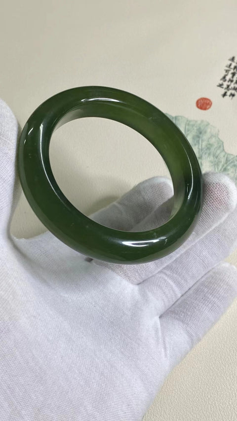 Gelang Hijau Penuh Giok Cui Fine Jade Ukuran 54-56mm Ukuran 55.1mm & nbsp; Lebar Sisi 13mm Giok ini muncul secara alami dan polanya acak Sudah termasuk pajak pengiriman.