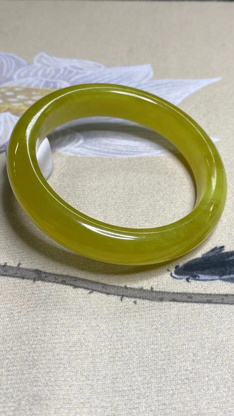 Gelang Bunga Emas Giok Cui Giok Alami Ukuran 57-59mm Ukuran 58.3mm Lebar Sisi 13mm Giok ini semuanya muncul secara alami dan polanya acak Sudah termasuk pajak pengiriman.