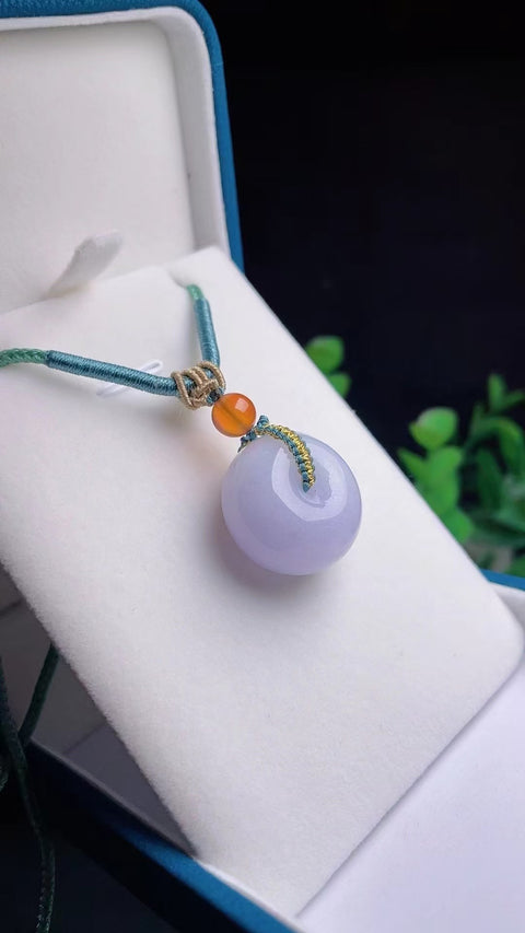Liontin Jepitan Roti Jadeite Alami Jade bersih, halus dan hangat Ukuran 2.0 * 1.2cm Sudah termasuk pajak pengiriman.