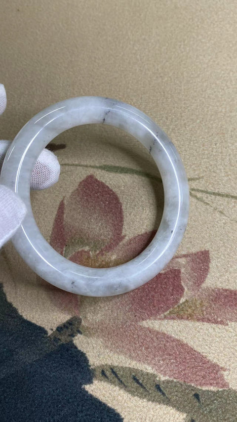 Gelang Cahaya Bulan Giok Cui Giok Putih Ukuran 61.1mm Lebar 10.8mm Giok ini alami dan polanya acak.