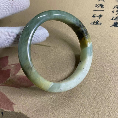 Gelang yang dibuat dengan indah dari batu giok Ciu alami, dengan kaliber yang sesuai dengan cincin berukuran 60-62, ukuran: 61.2 mm, 13.8 mm, batu giok yang terbentuk secara alami dengan pola acak. Pengiriman dan pajak sudah termasuk!