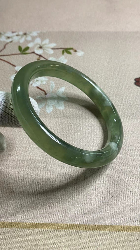 Gelang Gelang Milkcap Titi Giok Hijau Cui Giok Alami Ukuran 59-61mm Ukuran 60.1mm Lebar Samping 11mm Giok terjadi secara alami Pola acak Pengiriman dan pajak sudah termasuk.