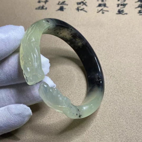 Gelang Tinta Giok Giok Cui Alami Ukiran Tangan Giok yang bersih, halus dan hangat Ukuran 53-55mm Ukuran 54.8mm Lebar Samping 14.6mm Sudah termasuk pajak pengiriman.