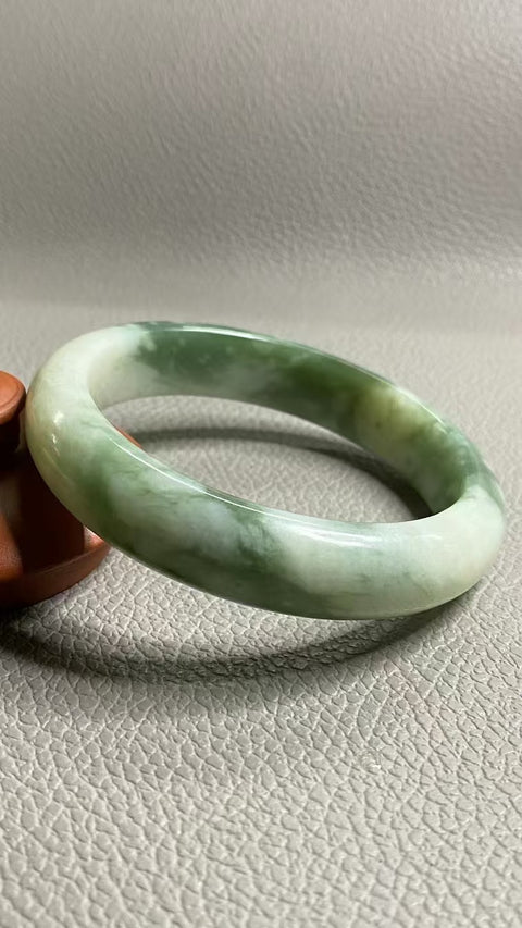 Gelang Cui Giok Minyak Cui Alami Ukuran 61-63mm Ukuran 62.2mm Lebar Sisi 14.5mm Giok terjadi secara alami Pola acak Pengiriman dan pajak sudah termasuk.