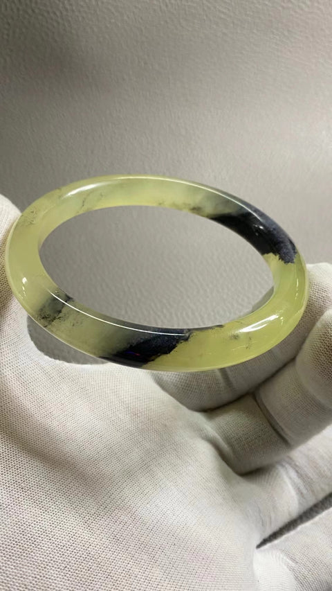 Gelang Lukisan Pemandangan Giok Cui Alami Ukuran 62-64mm Ukuran 63.2mm Lebar Sisi 11mm Giok adalah semua yang terjadi secara alami Pola acak termasuk pajak pengiriman