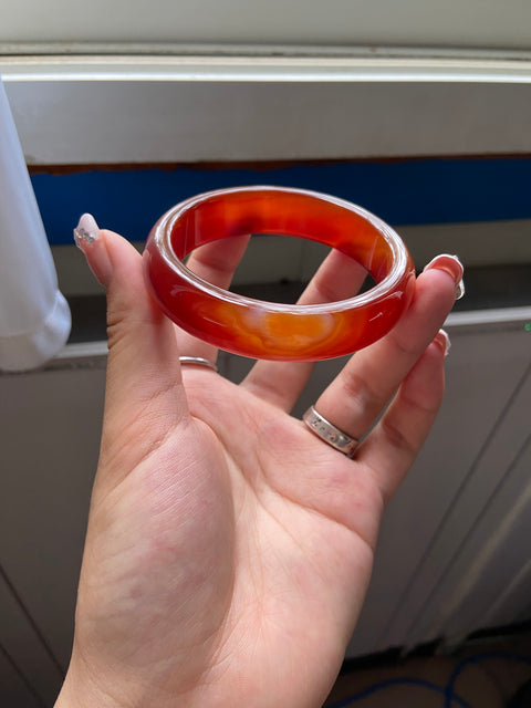 Gelang batu akik merah alami dengan pola yang indah Ukuran 56.2mm Lebar sisi 14mm Batu giok terjadi secara alami Pola acak Pengiriman dan pajak sudah termasuk