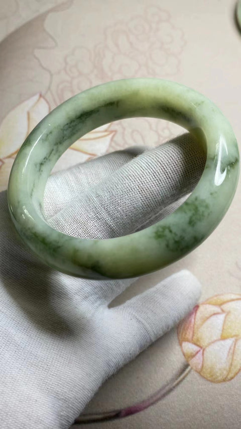 Gelang Giok Cui Giok Minyak Tua Ukuran 57-59mm Ukuran 58.7mm Lebar Sisi 16mm Giok ini terbentuk secara alami dan polanya acak Sudah termasuk pajak pengiriman.