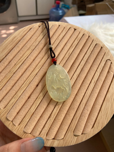 Giok Giok Kuda Giok Cui Giok alami bersih, halus dan hangat Ukuran 23,2 * 38,3 mm Pengiriman dan pajak sudah termasuk.