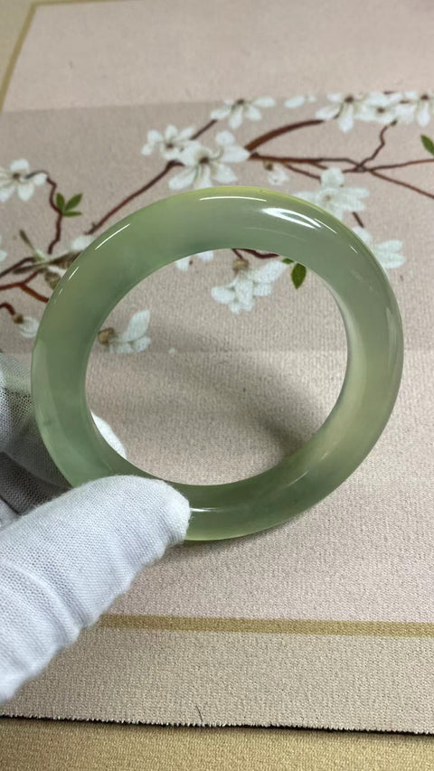 Gelang Bunga Terapung Es Giok Cui Jade Hijau Alami Ukuran 58-60mm Ukuran 59.8mm Lebar Sisi 12.3mm Giok terjadi secara alami Pola acak termasuk pajak pengiriman