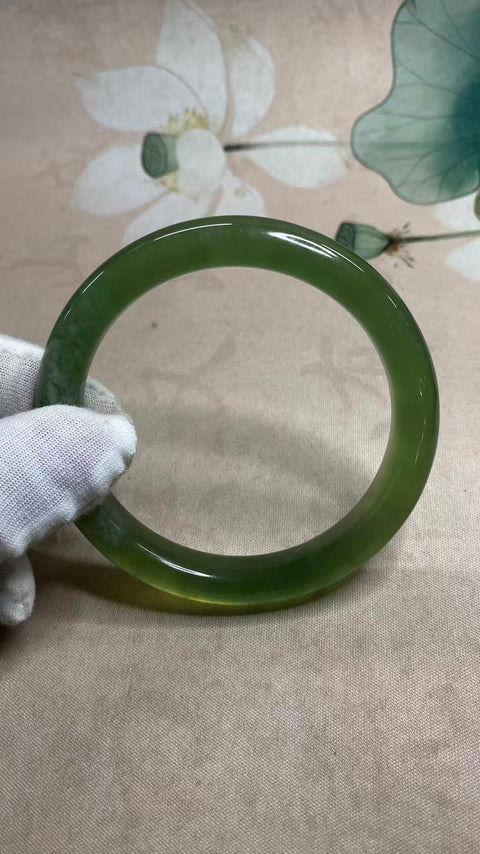 Gelang giok Xiuyan yang indah, hijau penuh dengan zamrud mengambang, diameter dalam: 64,4 mm, lebar samping: 11,3 mm. Semua batu terbentuk secara alami. Biaya pengiriman dan pajak sudah termasuk.