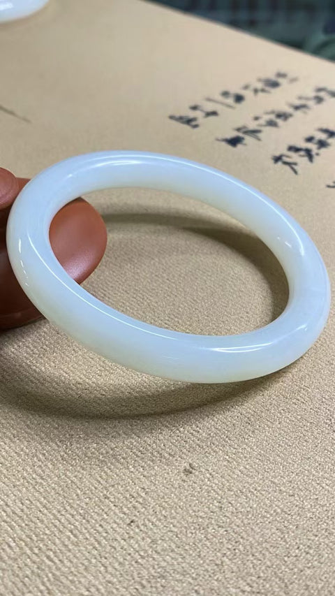 Gelang Giok Ciu Alami Ukuran 58-60mm Ukuran 59.3mm Lebar Sisi 11.6mm Giok terjadi secara alami Pola acak Pengiriman dan pajak sudah termasuk.