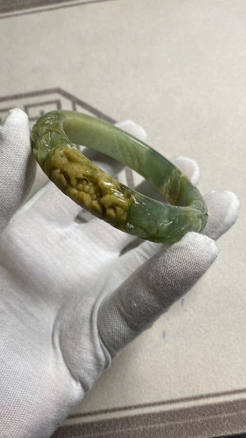 Gelang Perdamaian dan Keberuntungan: Gelang Giok Bunga Giok Cui Halus Gelang Giok Beraneka Warna Ukuran 57-59mm Ukuran 58.5mm, Lebar Samping: 14mm Giok muncul secara alamiah Pola acak Sudah termasuk ongkos kirim dan pajak No. 202409281408