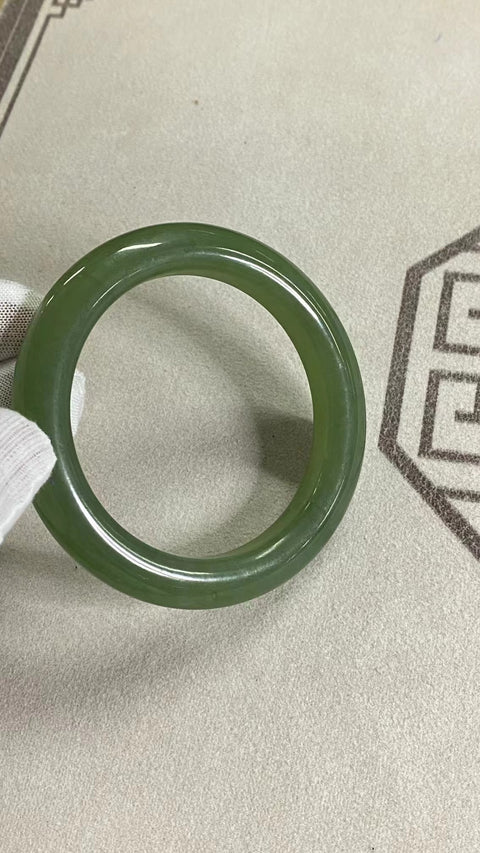 Gelang Giok Ciu Alami Ukuran 58-60mm Ukuran 59.7mm Lebar Sisi 11.8mm Giok terjadi secara alami Pola acak Pengiriman dan pajak sudah termasuk.