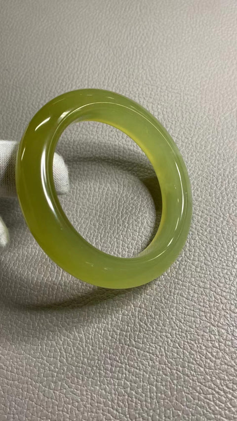 Gelang Kuning Minyak Ayam Giok Cui Giok Alami Ukuran 55-57mm Ukuran 56.1mm Lebar Samping 12.9mm Giok ini terbentuk secara alami dan polanya acak Sudah termasuk ongkos kirim dan pajak.