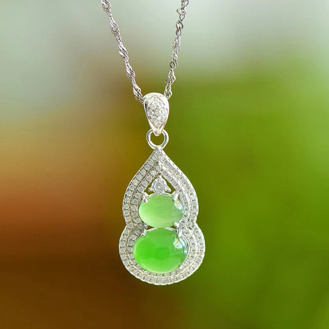 10499 Kalung Labu Jasper Alami yang terbuat dari perak 925. Batu giok ini bersih, halus, dan lembap.