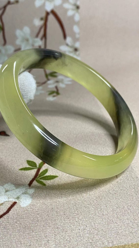 Gelang Lukisan Pemandangan Giok Cui Fine Cui Ukuran 63-65mm Ukuran 64.4mm Lebar Sisi 12.5mm Batu giok semuanya muncul secara alami Pola-polanya acak Termasuk ongkos kirim dan pajak.