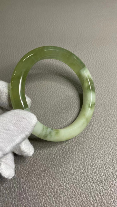 Gelang Cui Giok Warna Musim Semi Alami Warna Cui Gelang Cui Ukuran 60-62mm Ukuran 61.5mm Lebar Sisi 12.2mm Giok semuanya terjadi secara alami Pola acak Termasuk Pajak Pengiriman