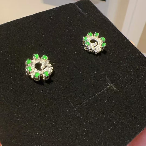 Anting-anting Jadeite Guatemala yang terbuat dari batu giok perak 925 perak dengan ukuran giok sekitar 2,5 mm Ukuran keseluruhan sekitar 12,5 mm Gayanya sangat indah & sudah termasuk pajak pengiriman