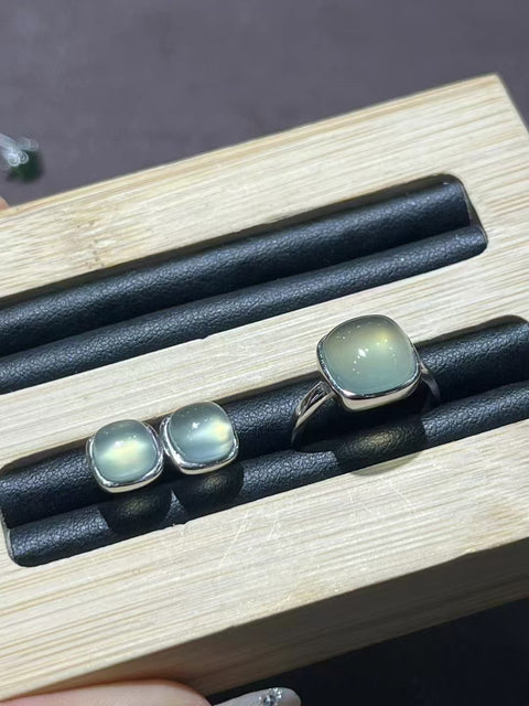 Satu set anting dan cincin dari perak 925, giok yang bersih dan halus, gaya sederhana, kualitas tinggi.