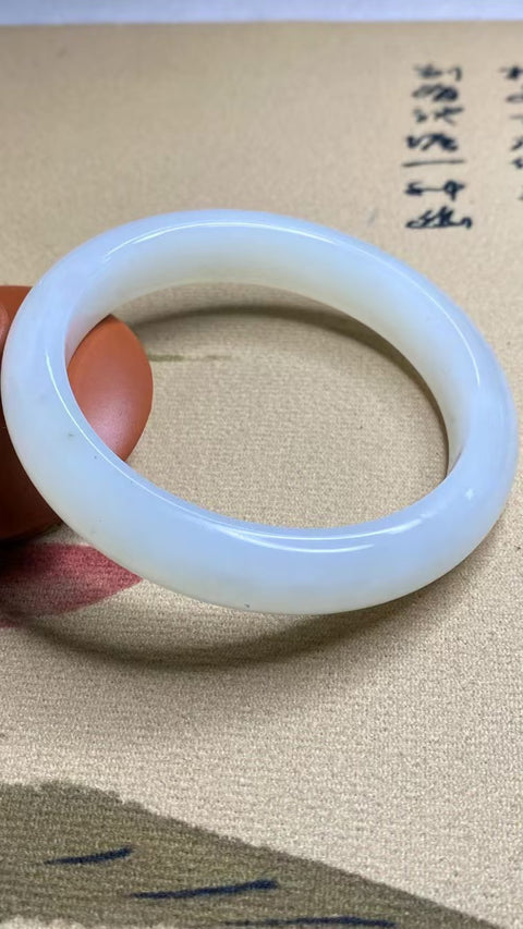 Gelang Cahaya Bulan Putih Giok Cui Giok Alami Ukuran 61-63mm Ukuran 62.7mm Lebar Sisi 13.4mm Giok terjadi secara alami Pola acak termasuk pajak pengiriman