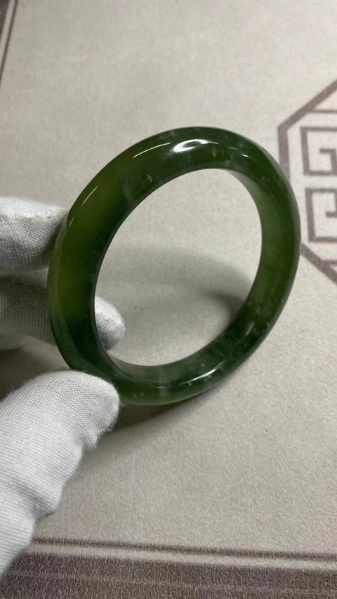 Gelang Bahan Cui Jade 180 Ukuran 60-62mm Ukuran 61.5mm Lebar Sisi 12.9mm Batu giok terjadi secara alami Pola acak Pengiriman dan pajak sudah termasuk.