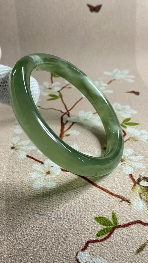 Gelang Bahan Giok Cui Alami 180 Ukuran Gelang 59-61mm Ukuran 60.3mm Lebar Sisi 10.9mm Giok terbentuk secara alami Pola acak Pengiriman dan pajak sudah termasuk.