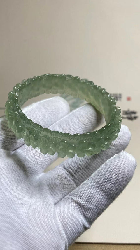 Penawaran Khusus Gelang Bunga Ukiran Batu Giok Cui Giok Es Hijau Ukuran 55-57mm Ukuran 56.5mm Lebar Sisi 15.8mm Batu giok secara alami memiliki pola yang acak.
