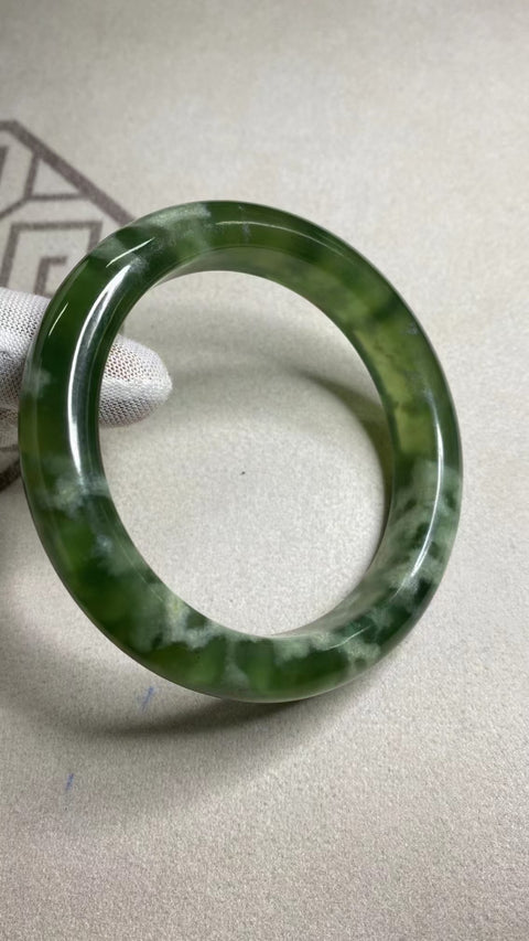 Gelang Giok Giok Terapung Hijau Penuh Cui Giok Alami Ukuran 61-63mm Ukuran 62.7mm Lebar Samping 13mm Giok ini semuanya muncul secara alami Pola acak Sudah termasuk pajak pengiriman.