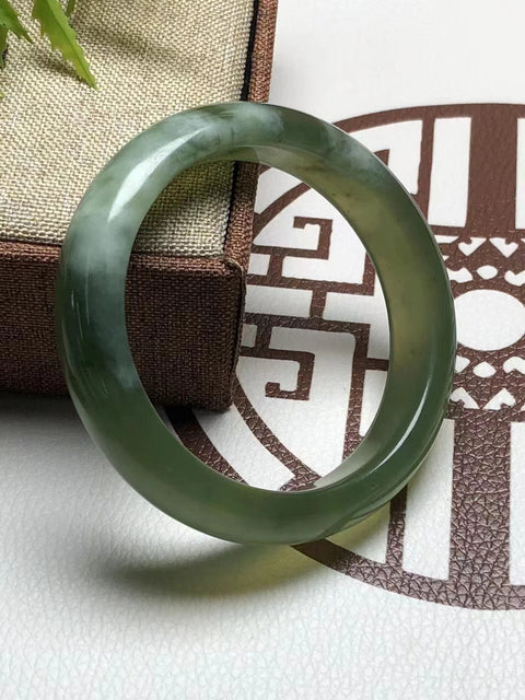 Gelang Giok Cui Alami & nbsp; Ukuran 55 * 13.8 * 8.5mm Batu giok ini terbentuk secara alami dan polanya acak Termasuk pajak pengiriman.