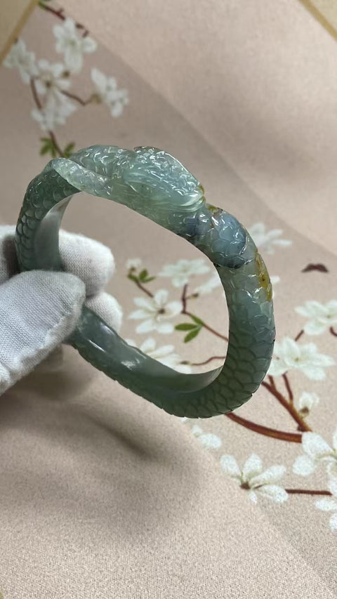 Gelang Tali Uang Berukir Ciu Giok Alami Ukuran 59-61mm Ukuran 60.8mm Lebar Sisi 12.8mm Giok semuanya terjadi secara alami Pola acak Pajak Pengiriman sudah termasuk.