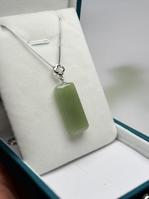 Kalung Plakat Perdamaian dan Keselamatan Giok Hetian Giok Alami 925 Tatahan Perak Ukuran 29 * 13 * 6mm Giok itu halus dan hangat Sudah termasuk pajak pengiriman.