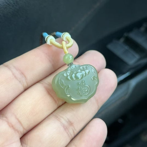 Liontin Kunci Giok Hetian Jade Ruyi Alami Ukuran 28,8 * 23,6 mm Tekstur halus dan hangat Sudah termasuk pajak pengiriman.