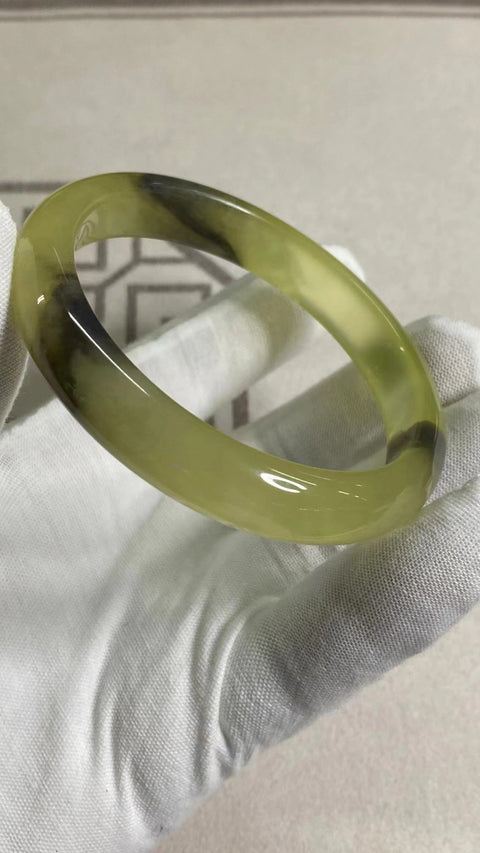 Gelang Giok Cui Alami Ukuran 63-65mm Ukuran 64.5mm Lebar Sisi 12.3mm Giok terjadi secara alami Pola acak Pengiriman dan pajak sudah termasuk.