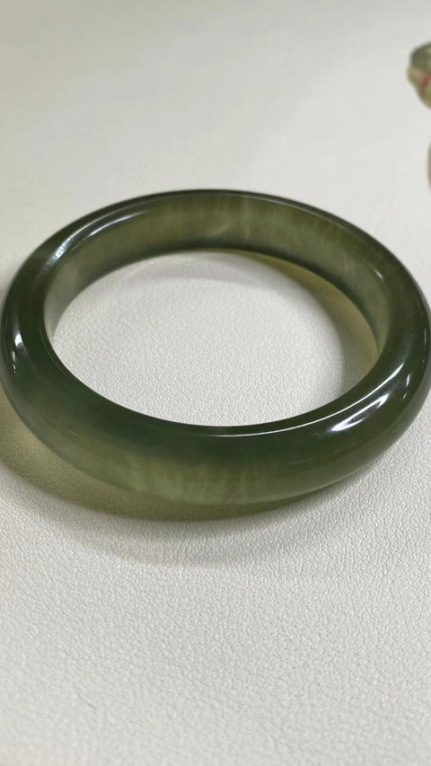 Gelang Gelang Giok Giok Giok Abu-Abu Alami 58-60mm Ukuran 59.1mm Lebar Sisi 12.6mm Giok ini terbentuk secara alami dan polanya acak Sudah termasuk ongkos kirim dan pajak.