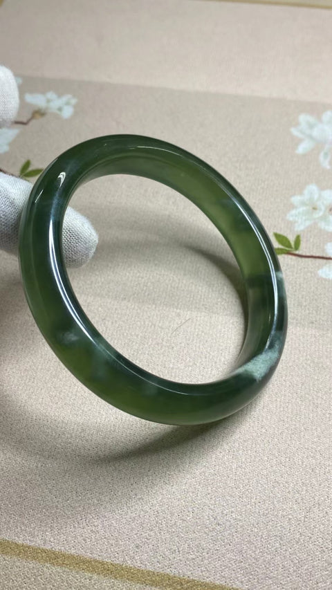 Gelang Bahan Fine Jade 180 Ukuran 61-63mm Ukuran 62.2mm Lebar Sisi 12.3mm Batu giok terbentuk secara alami Pola acak Sudah termasuk pajak pengiriman.