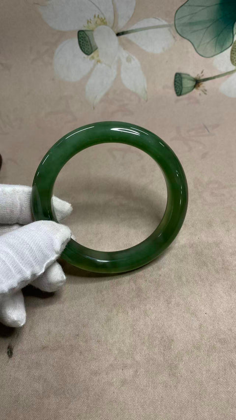 Gelang giok Xiuyan yang indah, bahan 180, diameter dalam 62,2 mm, lebar tepi 12,7 mm. Batunya terbentuk secara alami, dan polanya acak. Biaya kirim dan pajak sudah termasuk.