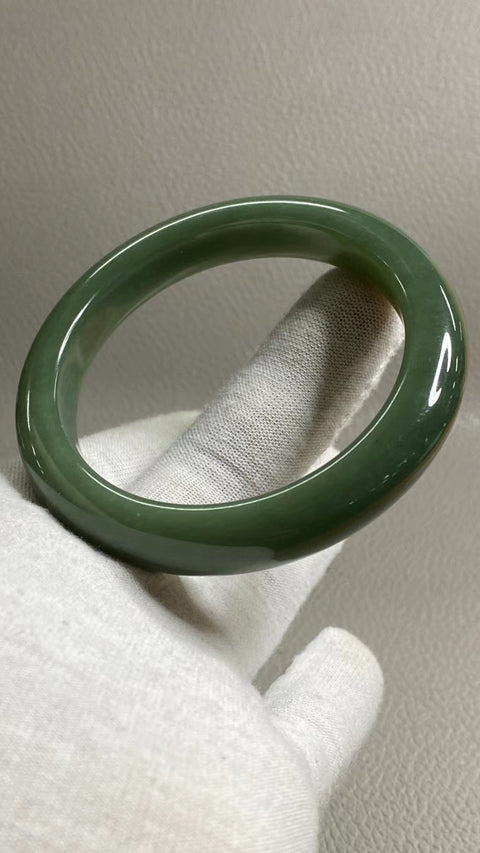 Gelang Giok Cui Alami Ukuran 55-57mm Ukuran 57.1mm Lebar Sisi 11.7mm Giok terbentuk secara alami Pola acak Termasuk ongkos kirim dan pajak.