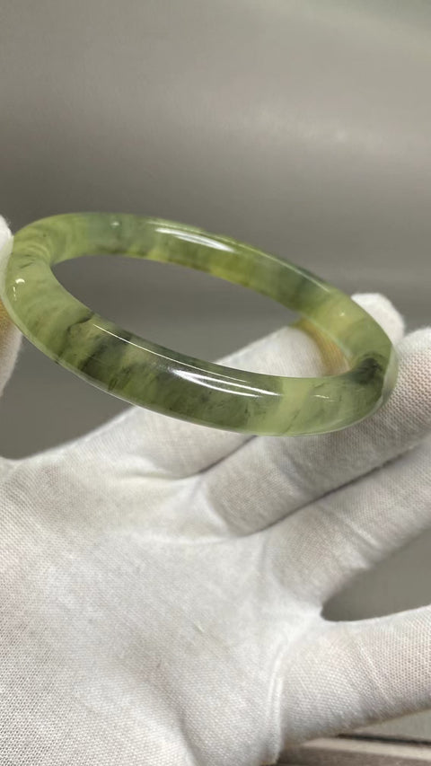 Gelang Lukisan Pemandangan Giok Cui Alami Ukuran 60-62mm Ukuran 61.5mm Lebar Sisi 9.6mm Giok adalah semua yang terjadi secara alami Pola acak termasuk pajak pengiriman