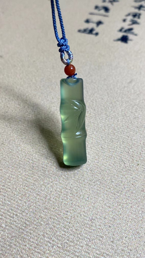 Liontin Bambu Fluorescent Jade Cui Jade Alami Ukuran 35 * 11mm, simbol bangkit dengan gaya. Sudah termasuk ongkos kirim dan pajak.