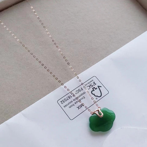 Kalung Jasper Alami Ukuran 13 * 17mm Giok bersih, halus dan hangat dengan pengaturan emas 18 karat Pajak pengiriman sudah termasuk Pajak pengiriman sudah termasuk.