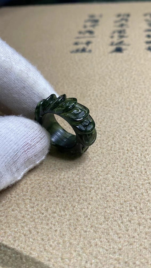 Cincin Giok Cui Alami dengan Giok Keberuntungan dan Kemakmuran Ukuran 16mm Lebar 9.5mm Sudah termasuk ongkos kirim dan pajak.
