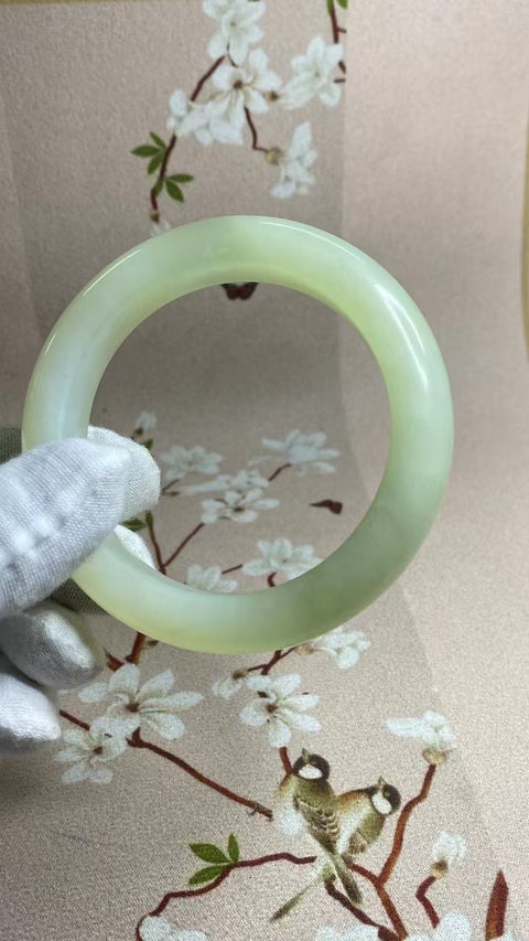 Gelang Gradien Giok Cui Alami Ukuran 59-61mm Ukuran 60.5mm Lebar Sisi 13.8mm Giok semuanya terjadi secara alami Pola acak termasuk pajak pengiriman