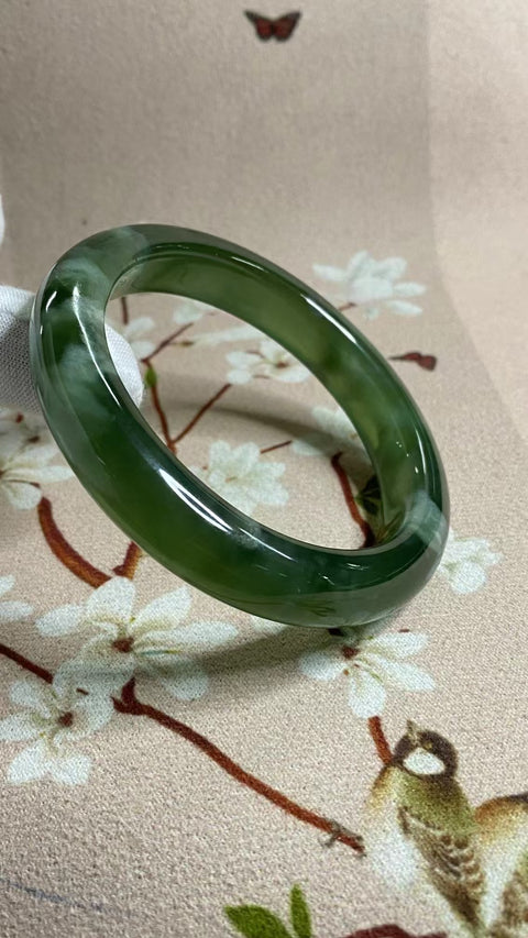 Gelang Bahan Natural Ciu Jade 180 Ukuran Gelang 58-60mm Ukuran 59.6mm Lebar Sisi 12.3mm Batu giok terjadi secara alami Pola acak Pengiriman dan pajak sudah termasuk.