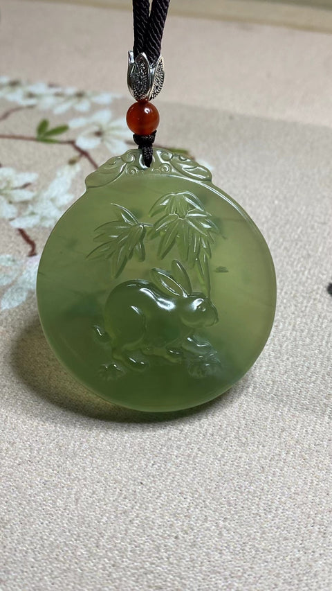 Liontin Kelinci Hijau Es Giok Cui Jade Ukiran Tangan Ukuran 45 * 11.2mm Sudah termasuk pajak pengiriman
