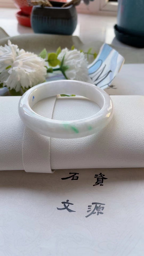 Bagian khusus dari gelang giok alami bahan lubang tua bagian bawah kepala air hangat halus ukuran penuh 55mm Giok adalah pola yang terjadi secara alami secara acak Termasuk pengiriman dan pajak